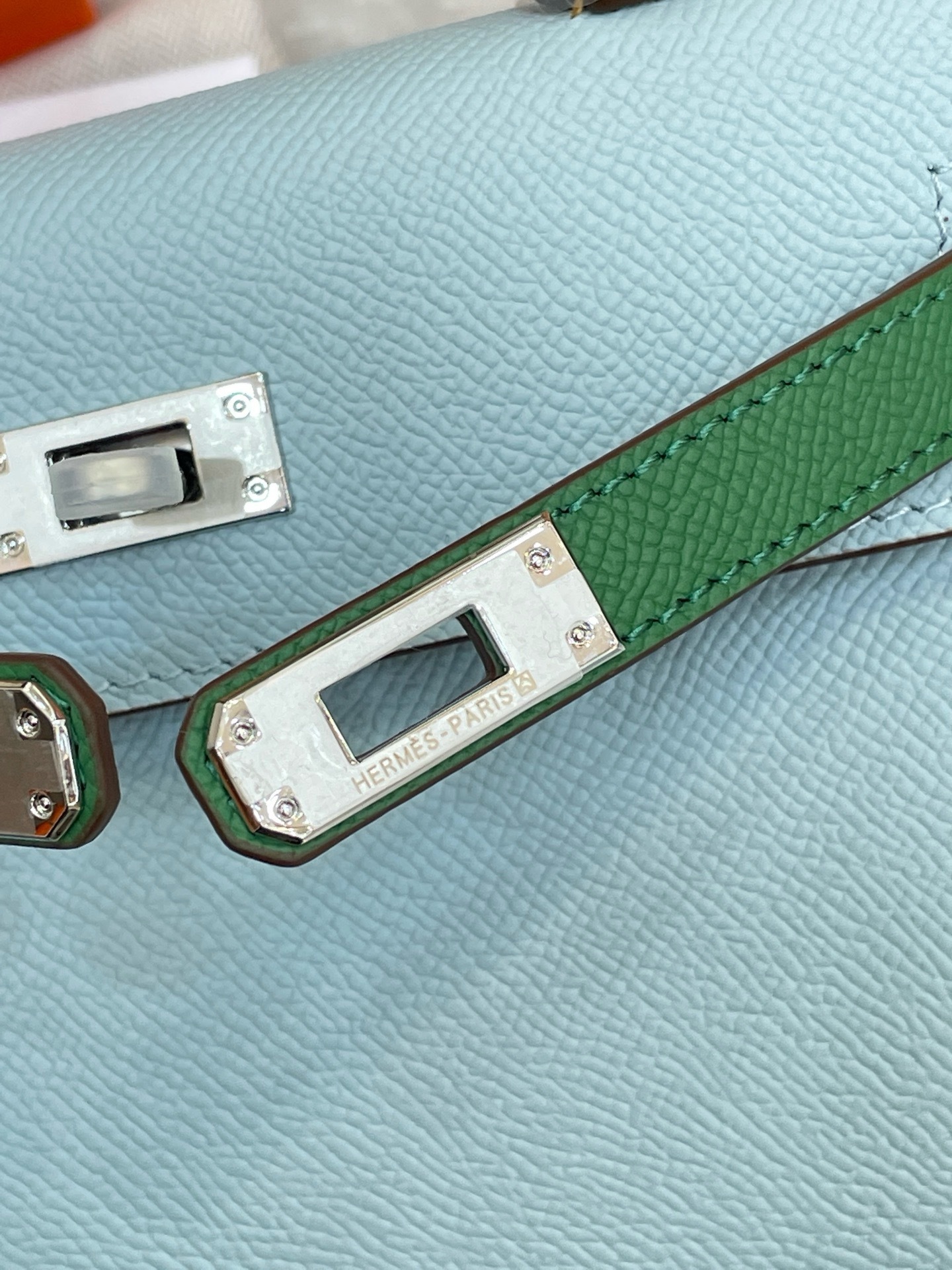 Hermes Kelly Mini 20 Bleu Brume, Vert Jade and Gold Epsom Palladium Hardware - Image 5